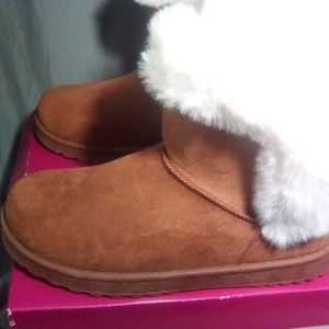 New Women's Eskimo Boots size 9 Tan